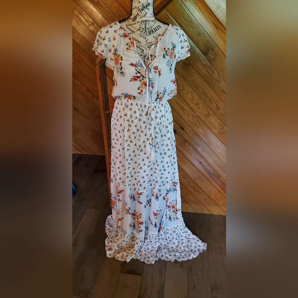 Petal Roz white floral maxi dress size medium. Perfect condition.
